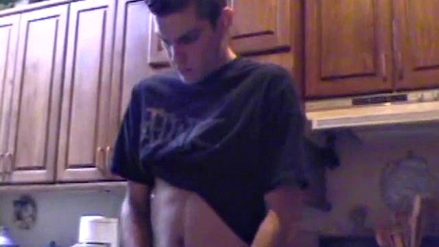 Гей-любитель Рик дрочит и кончает на камеру.