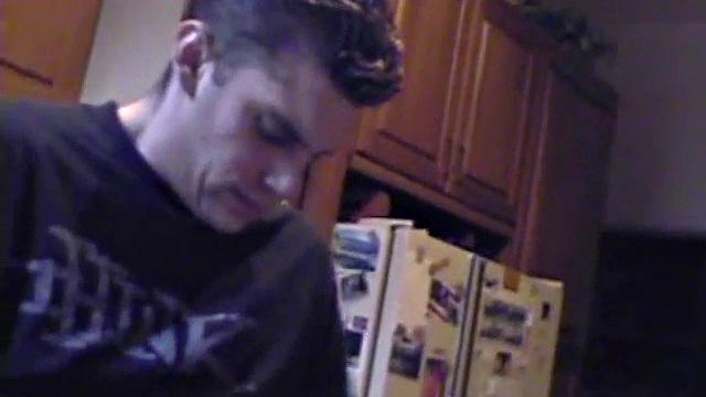 Гей-любитель Рик дрочит и кончает на камеру.