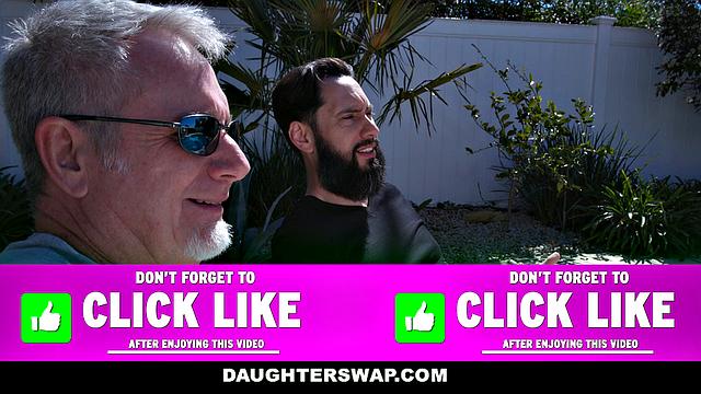 смотри, как отцы меняются партнёршами, а дочки лижут друг другу киски