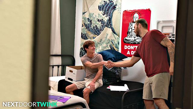 Muscle R.A Fucks Cute Twink - NextDoorTwink