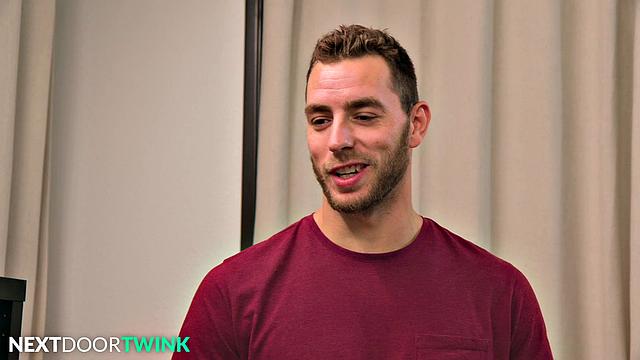 Muscle R.A Fucks Cute Twink - NextDoorTwink