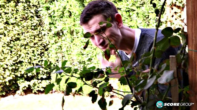 рокси трясёт сиськами и выжимает финал до капли