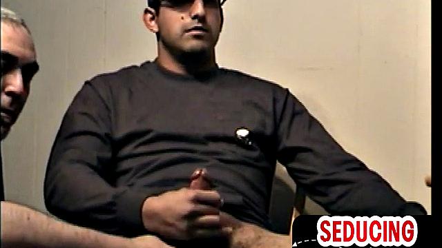 Гей-папа соблазняет натурала и делает ему минет