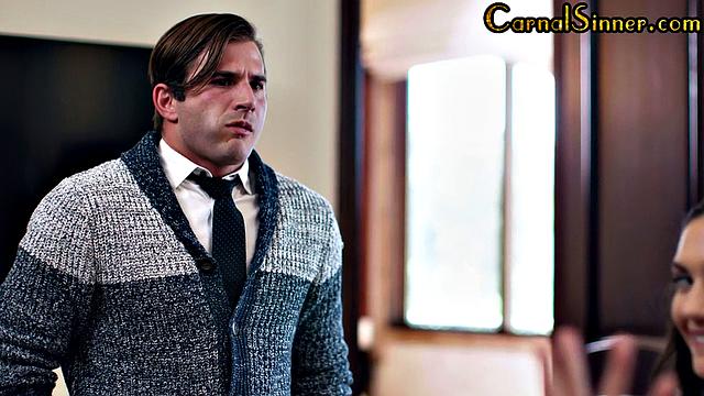 Парень трахает горячих зрелых девушек в групповухе на четверых.