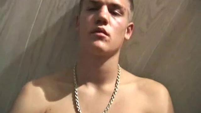 Лэнс пронзает взглядом камеру, дрочит и впервые пробует свою сперму