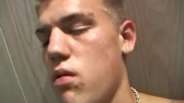 Лэнс пронзает взглядом камеру, дрочит и впервые пробует свою сперму