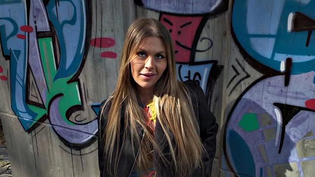 аматорша с большой грудью жестко скачет на члене на улице