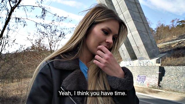 аматорша с большой грудью жестко скачет на члене на улице