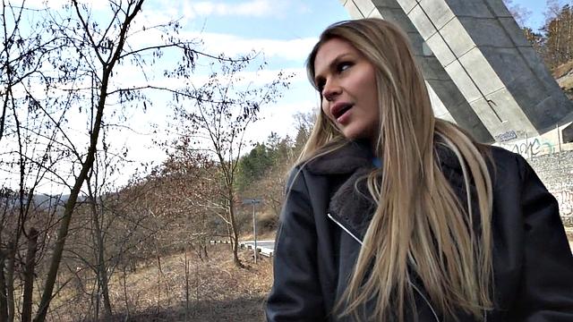 аматорша с большой грудью жестко скачет на члене на улице