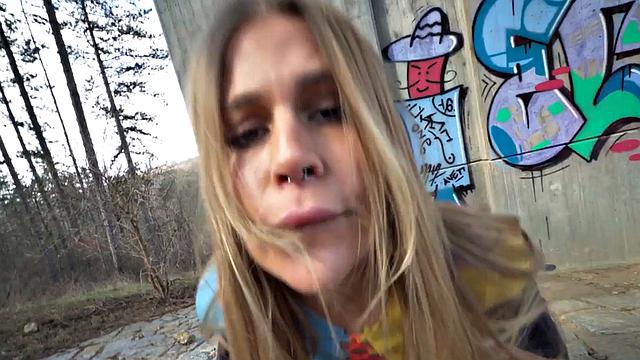 аматорша с большой грудью жестко скачет на члене на улице