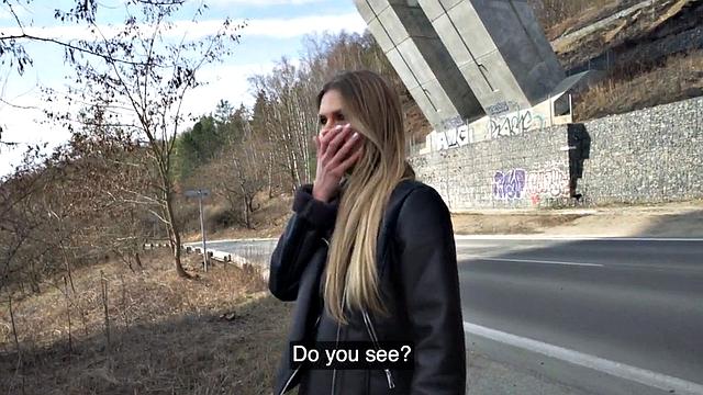 аматорша с большой грудью жестко скачет на члене на улице