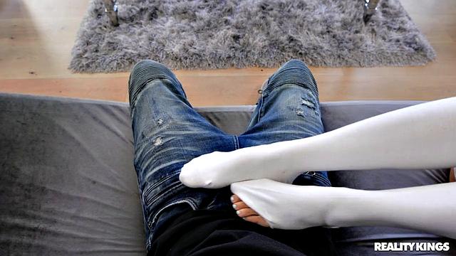 Софи Райан раздевает носки и получает по полной на диване с Рико Хернандесом - ноги в деле, а старые носки в пролёте!