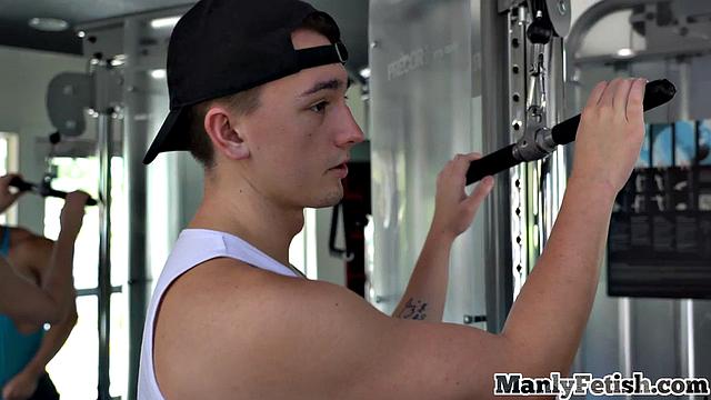 качок-тренер проверяет, насколько ловкий язык у его взрослого подопечного