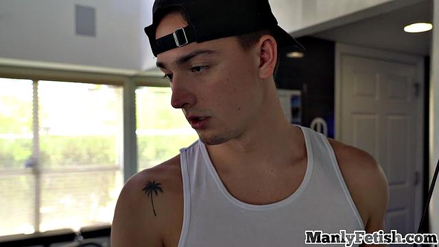 Bodybuilder coach gets rimjob from teen client