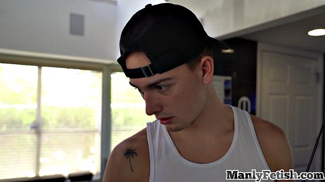 Bodybuilder coach gets rimjob from teen client