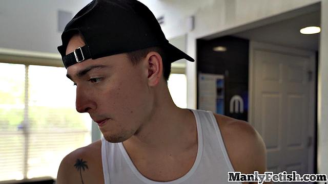 Bodybuilder coach gets rimjob from teen client