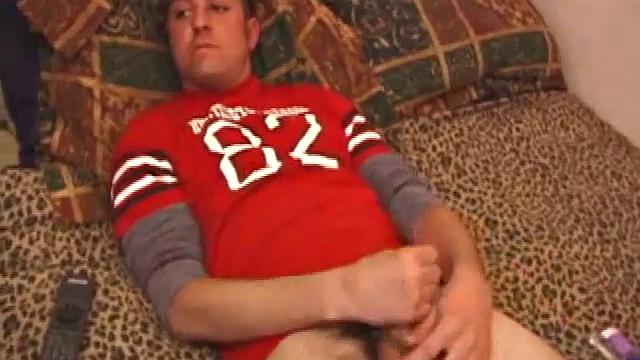 Джереми Адамс устроил кулинарное шоу, но нежные руки занялись не только мясом