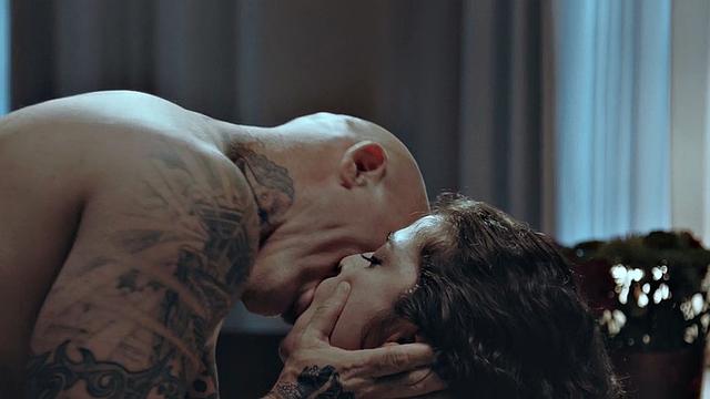 Cocksucking babe in stockings bounces on hard cock