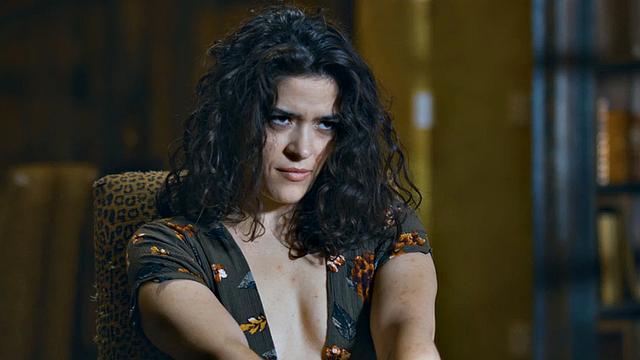 Дерзкая в чулках скачет на хрене и сосёт со вкусом