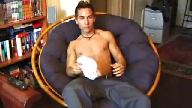 brocks устраивает раздевалку, дрочит и мажет себя как художник