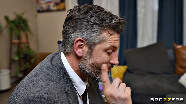 Рыжая Skylar Snow разносит дверь продавцу, отсасывает и заливает всё сквиртом прямо на пороге!