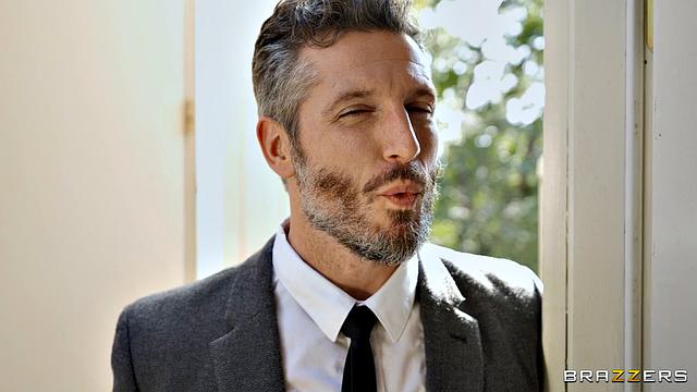 Рыжая Skylar Snow разносит дверь продавцу, отсасывает и заливает всё сквиртом прямо на пороге!