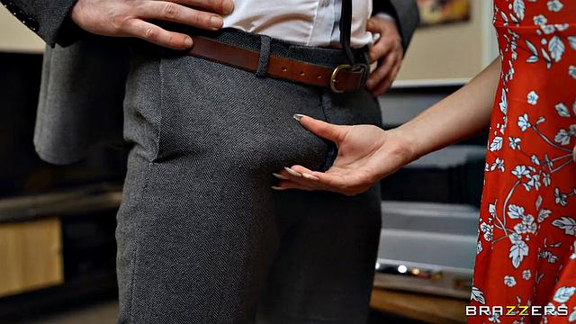 Рыжая Skylar Snow разносит дверь продавцу, отсасывает и заливает всё сквиртом прямо на пороге!