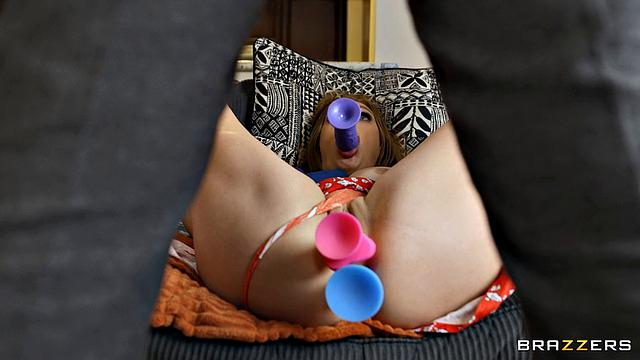 Рыжая Skylar Snow разносит дверь продавцу, отсасывает и заливает всё сквиртом прямо на пороге!