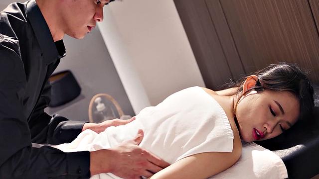 Ye Chenxin gets an erotic massage to relieve her tension