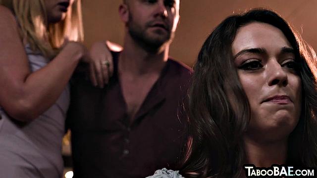 Две жадные до члена красотки устроили групповуху и не дают отдышаться парню с двумя кисками одновременно.