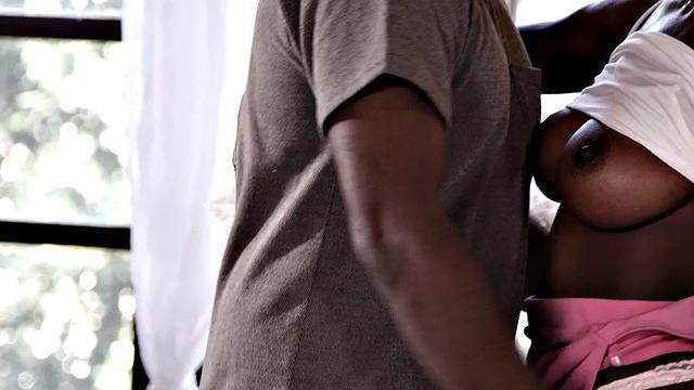 Сочная эбони с большими сиськами яростно скачет и жадно ловит ложку