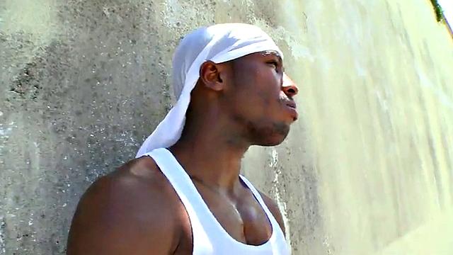 Nubian pulled and fucked outdoor by athletic white jock