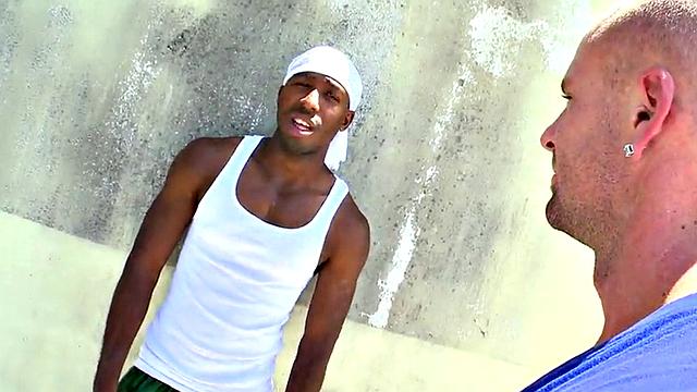 Nubian pulled and fucked outdoor by athletic white jock