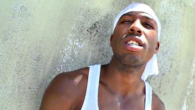 Nubian pulled and fucked outdoor by athletic white jock