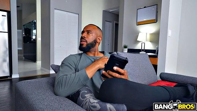 Валерика Стил становится тренажёром для отчима и заливает всё сквиртом после жёсткого секса в спортзале.