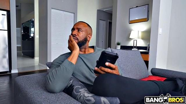 Валерика Стил становится тренажёром для отчима и заливает всё сквиртом после жёсткого секса в спортзале.