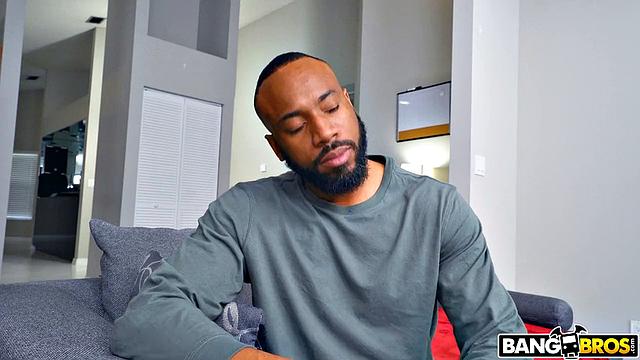 Валерика Стил становится тренажёром для отчима и заливает всё сквиртом после жёсткого секса в спортзале.