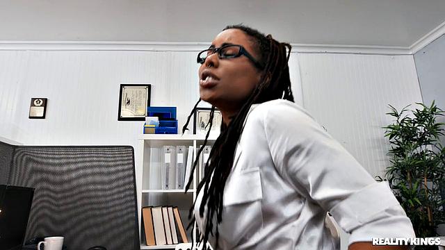 Офисная жаришка: она срывает юбку и трахается на столе