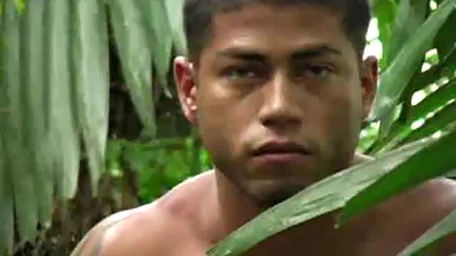 татуированный латинец дарриен леон - трахают в жопу в дикой джунгле