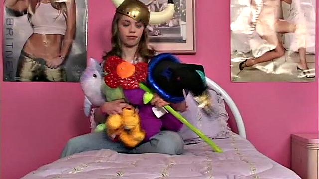 Little April нежно ласкает свою гладкую киску и заводится по полной