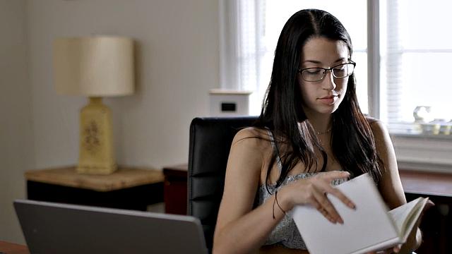 21yo babe gets pussypounded by her lover