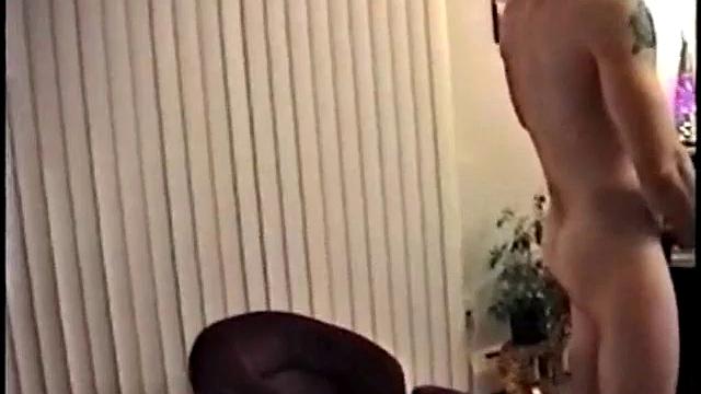 Гей дрочит стоящего натурала Джанни до кончи на камеру.