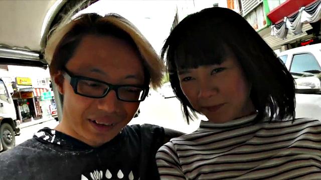 тайка с маленькой грудью получает кунилингус и пальцы в отеле