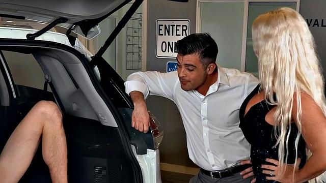 развесёлая би зрела разносит тачку в весёлом трио