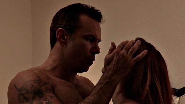 рыжая с татуировкой ревет под жестким трахом в догги