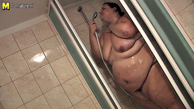 зрелая тёлка заводится сама и потом получает жёстко