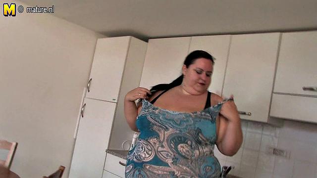 зрелая тёлка заводится сама и потом получает жёстко