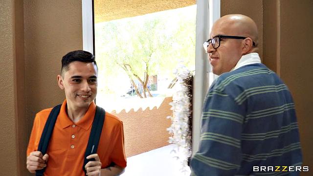 Лекси Луна мастурбирует с пылесосом и трахается с сыном бойфренда, пока никто не видит