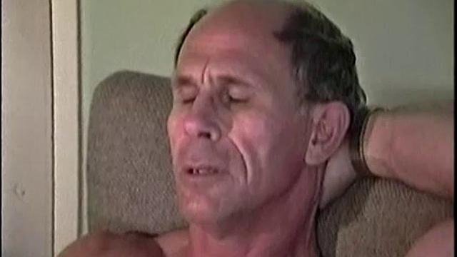 зрелые мужики дрочат друг другу после работы