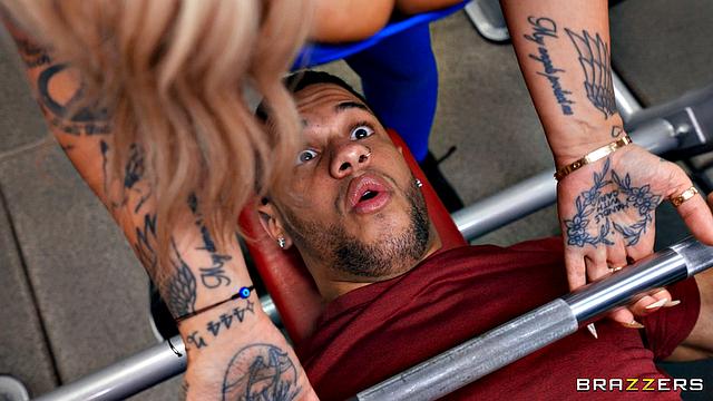 Gym Babes Put On A Public Show